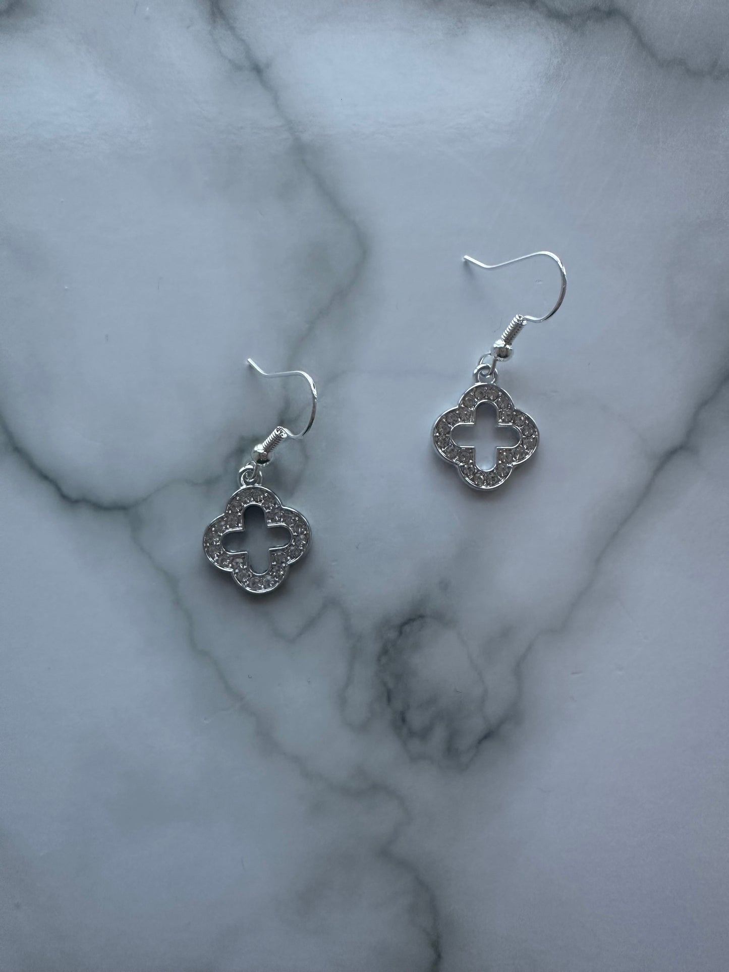 Simple and elegant silver earrings featuring an outline of the Alhambra motif – ideal for daily wear or special occasions.